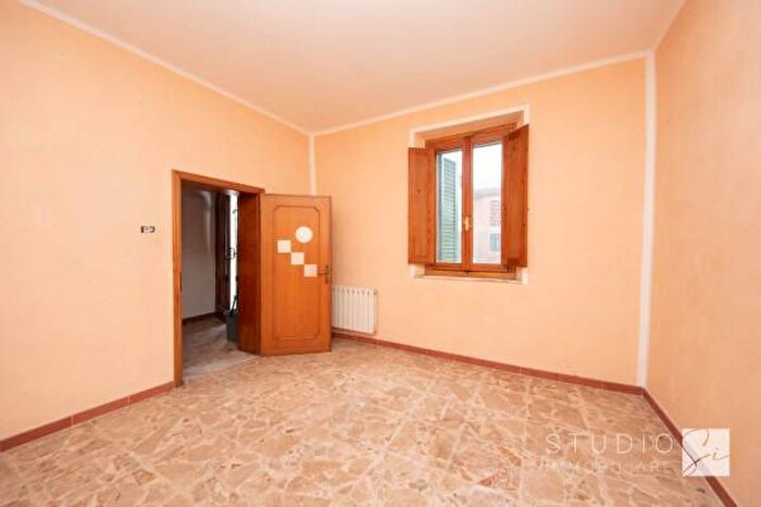 Casa con 6 locali in vendita in Via Larga, Quarrata