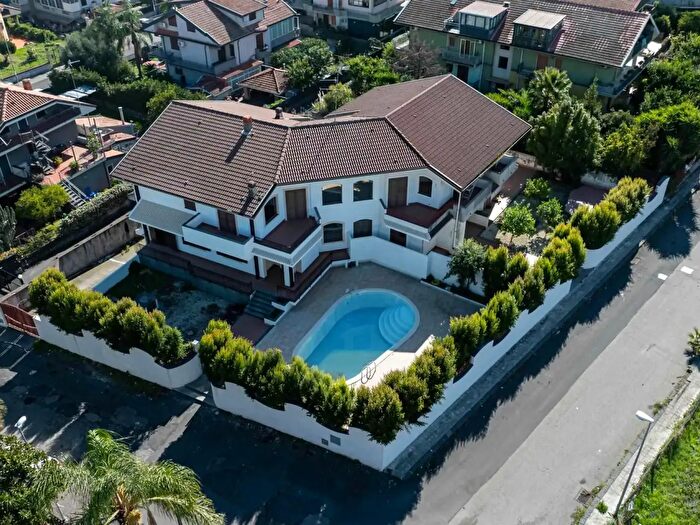 Casa con 8 locali in vendita in Via Giovanni Pascoli, Aci SantAntonio