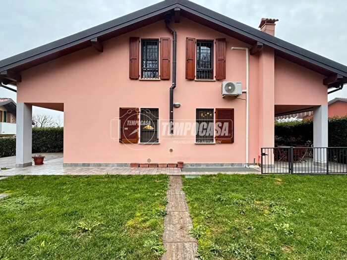 Casa con 5 locali in vendita in Via Monte Grappa a, Merate