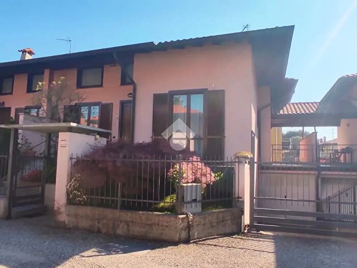 Casa trilocale in vendita in Via Silvio Pellico, Lonate Pozzolo