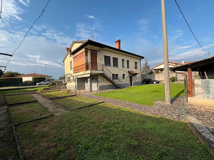 Casa con 5 locali in vendita in Via Papa Giovanni XXIII, Capriate San Gervasio
