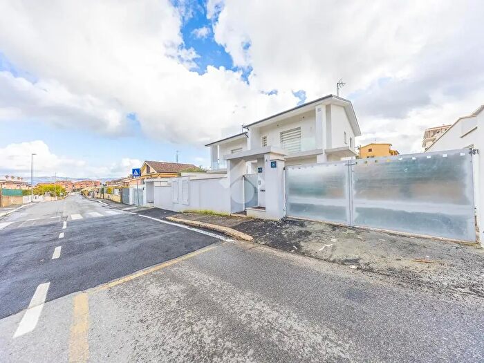 Casa quadrilocale in vendita in Via Massa di San Giuliano, Roma