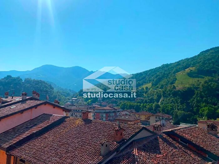 Appartamento con 6 locali in vendita in Via Vittorio Emanuele, Zogno
