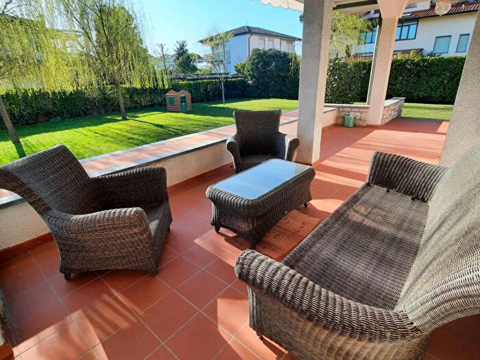 Casa con 6 locali in affitto in Via Fratelli Barberi, Centro, Forte dei Marmi