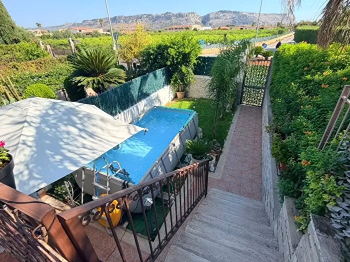 Casa con 10 locali in vendita in Floridia