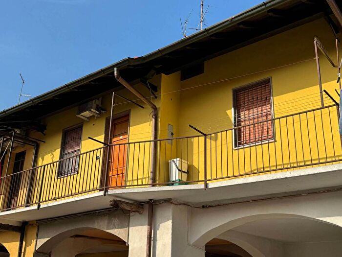 Appartamento bilocale in affitto in Via Ugo Foscolo, Centro, Turate