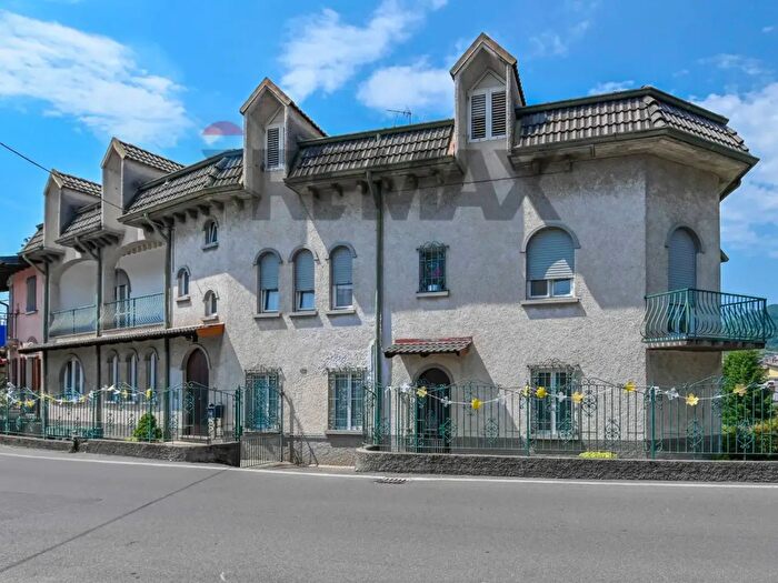 Casa con 9 locali in vendita in Via Locatelli, Villa Di Serio