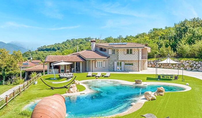 Casa con 10 locali in vendita in Salo