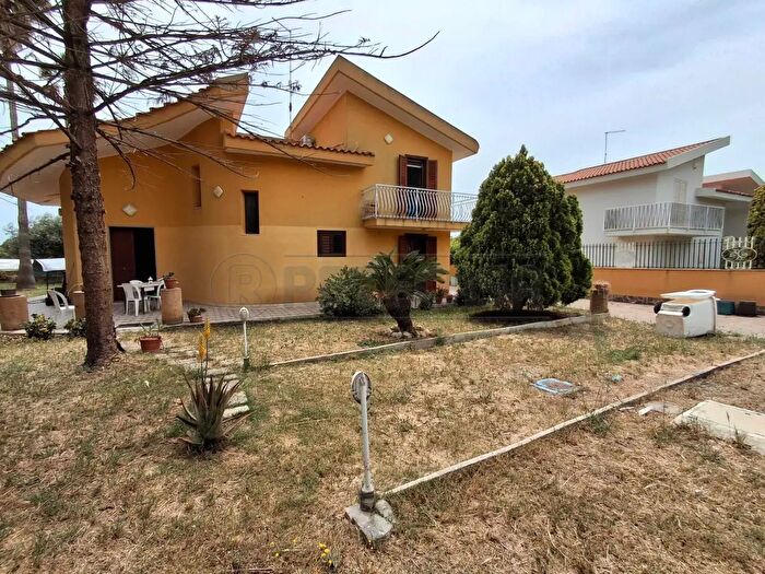 Casa con 6 locali in vendita in Via Mar di Bering, Siracusa