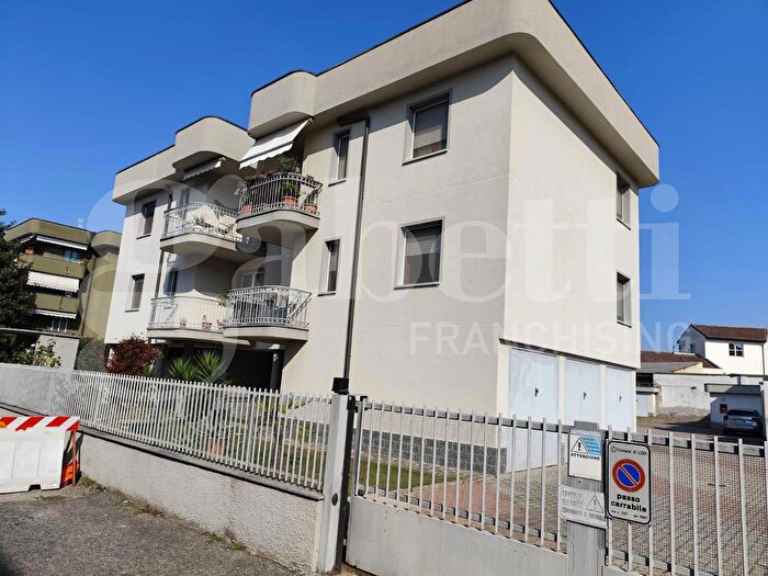 Appartamento trilocale in vendita in Via Folli Bassiano, Lodi