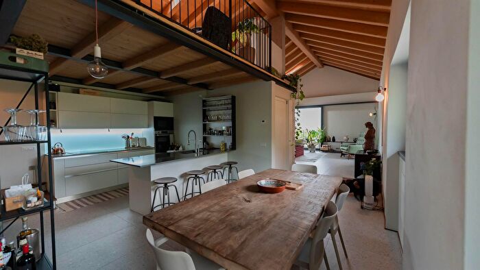 Casa con 7 locali in vendita in Via Latteria, Colico