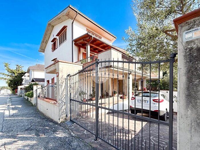 Casa con 11 locali in vendita in Viale della Resistenza, Teramo