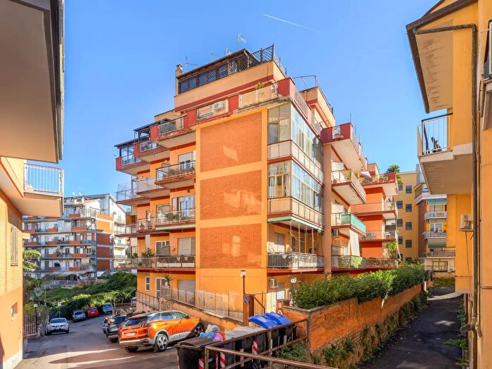 Appartamento trilocale in vendita in Via Carlo Piancastelli b, Roma