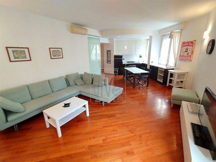 Appartamento trilocale in affitto in via Lesmi, Corso Genova, Milano