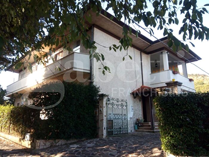 Casa quadrilocale in vendita in Via Sorana, Sezze