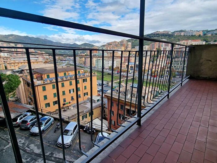 Appartamento trilocale in affitto in Via Leonardo Montaldo, Staglieno, Genova