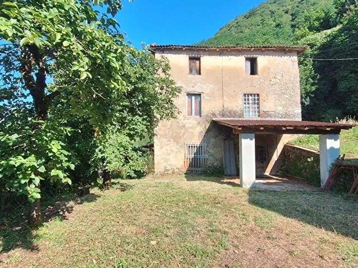 Casa con 9 locali in vendita in Borgo A Mozzano
