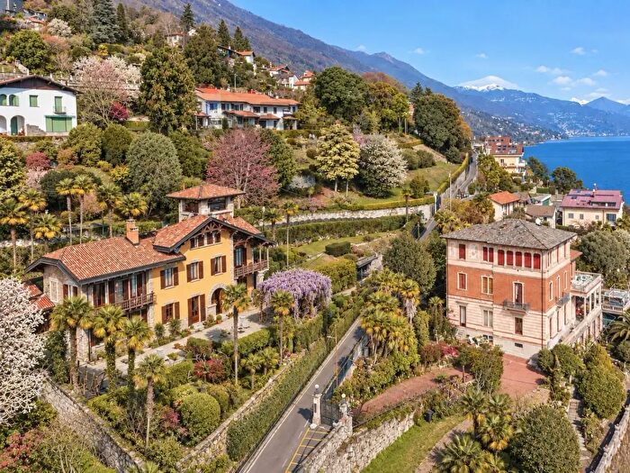 Casa con 8 locali in vendita in Ghiffa