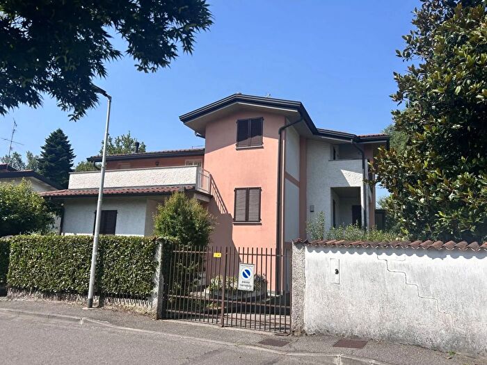 Casa con 7 locali in vendita in Via Orsa Minore Cassina DePecchi, Cassina De Pecchi