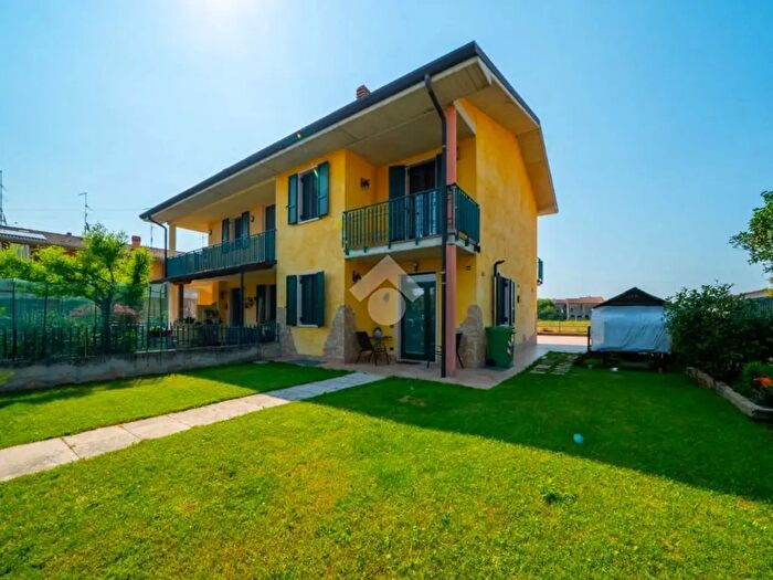 Casa con 6 locali in vendita in Piazza Carlo Alberto, Valeggio Sul Mincio