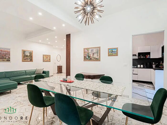 Appartamento con 6 locali in vendita in Via Santa Barbara AdZe, Bologna