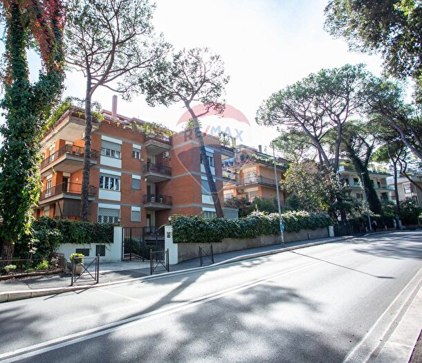 Appartamento con 8 locali in vendita in Viale Cortina dAmpezzo, Roma
