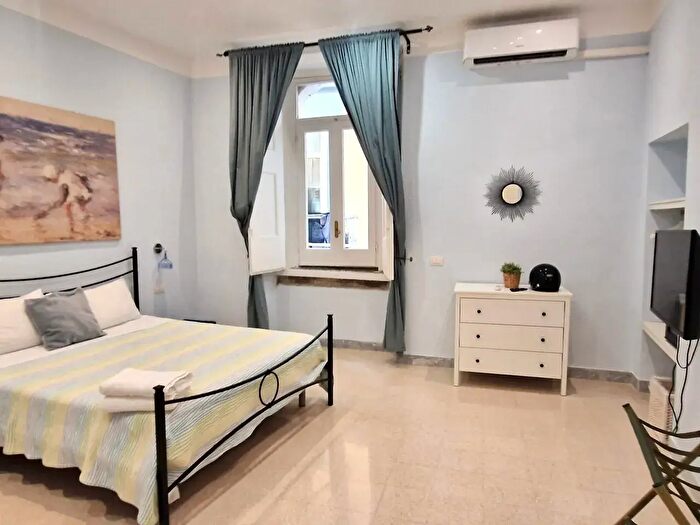 Appartamento trilocale in vendita in Via Santa Chiara, Napoli