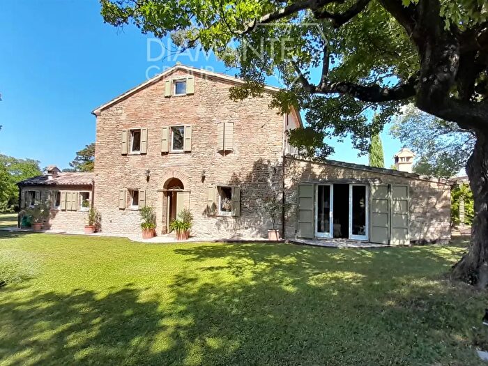 Casa con 13 locali in vendita in Apiro