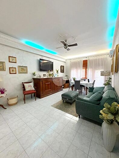 Appartamento quadrilocale in vendita in Via Pisino, Roma