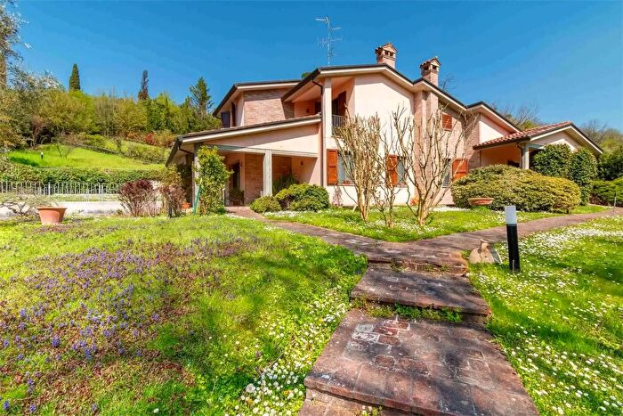 Casa con 8 locali in vendita in Via Comezzano Imola, Imola