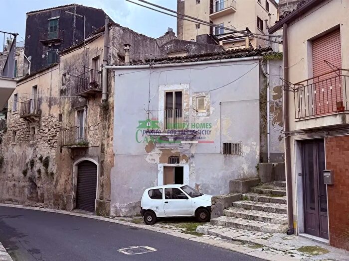 Casa con 7 locali in vendita in Ragusa