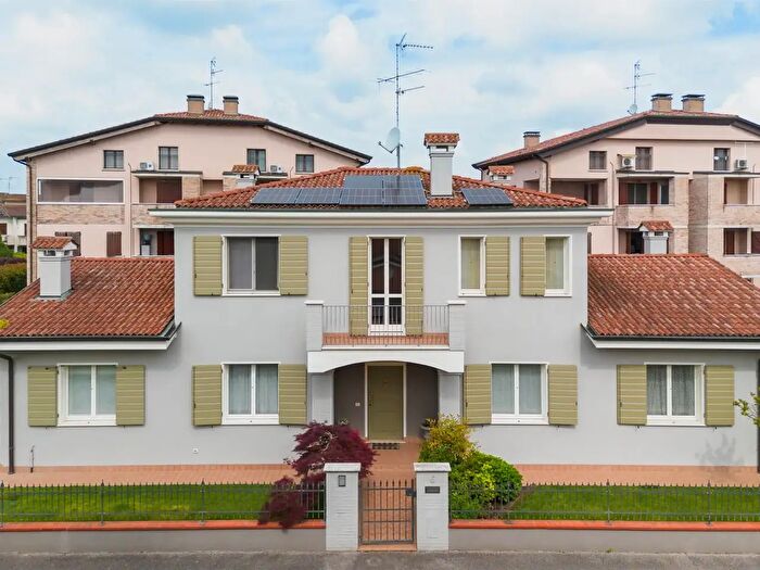 Casa con 6 locali in vendita in Borgo Virgilio