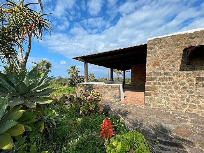 Casa con 5 locali in vendita in Via Zubebi, Pantelleria