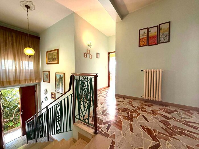 Appartamento con 6 locali in vendita in Via Vico, Cecina