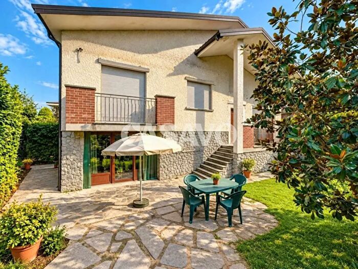 Casa con 6 locali in vendita in Via C Colombo, Poirino