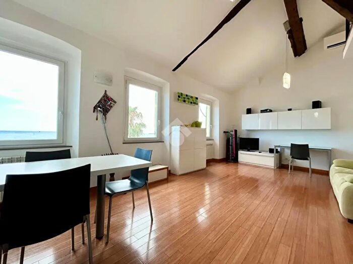 Appartamento quadrilocale in vendita in Via Lungomare di Pegli, Genova