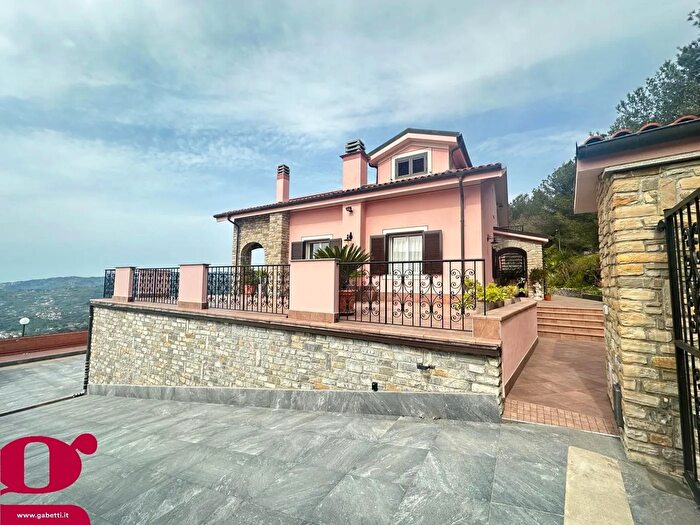 Appartamento trilocale in vendita in Strada Cason della Guardia Snc, Imperia