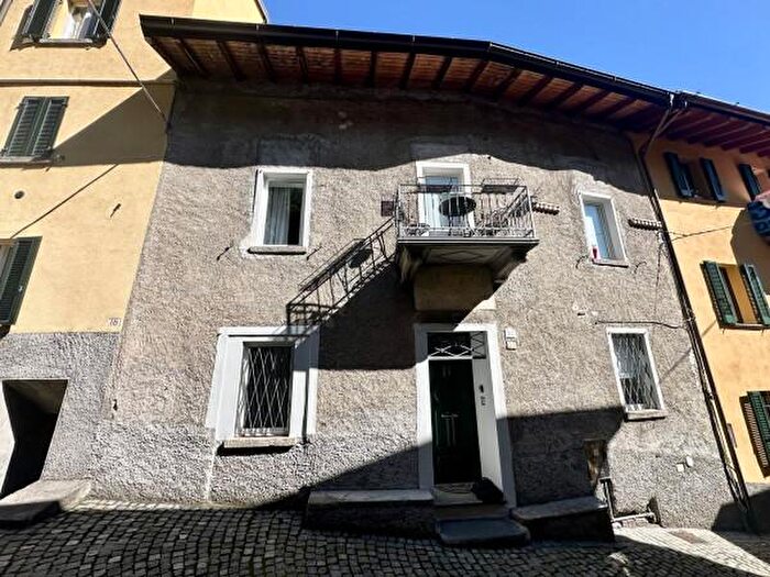 Casa con 5 locali in vendita in Via Novembre, Dongo