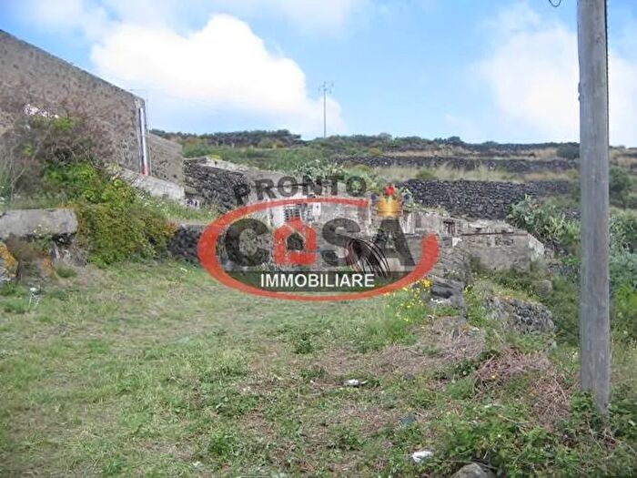 Casa con 6 locali in vendita in Pantelleria