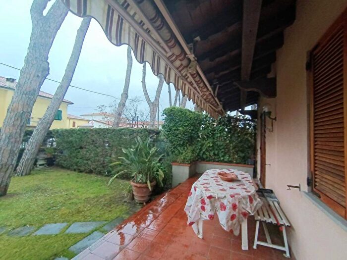Casa trilocale in affitto in Via Vittorio Veneto, Marina di Massa Centro, Massa