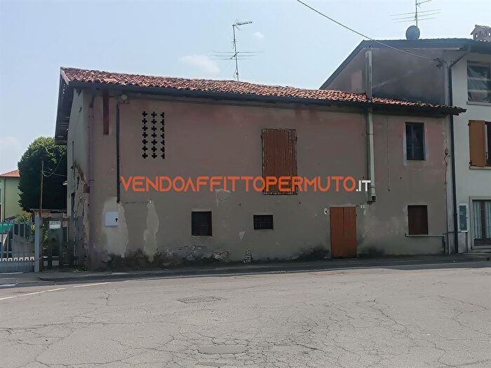 Casa con 6 locali in vendita in Via delle Moie, Urgnano