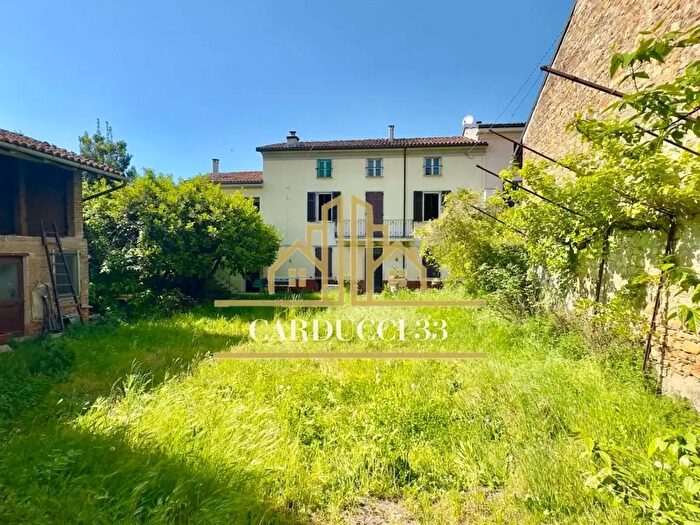 Casa con 9 locali in vendita in Volpedo