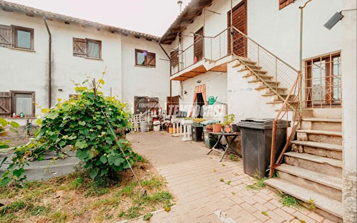 Casa con 6 locali in vendita in Via Striolo Garbana, Gambolo