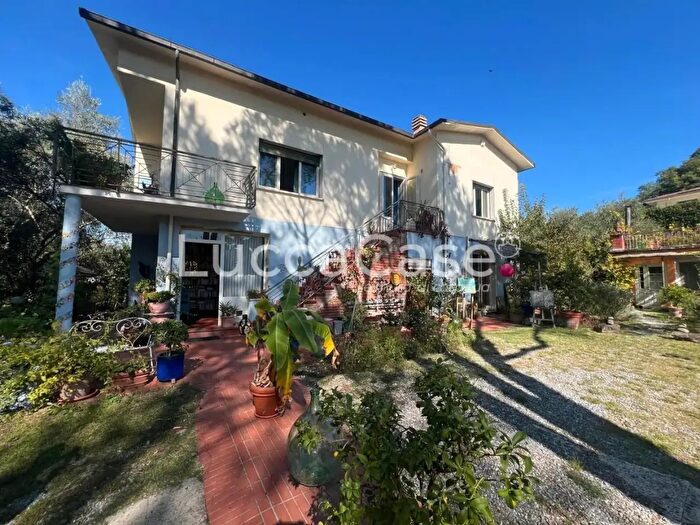 Casa con 9 locali in vendita in Lucca
