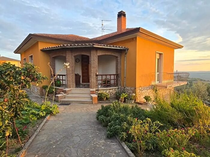 Casa con 7 locali in vendita in Via Pagliericci, Montecchio