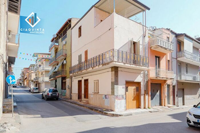 Casa trilocale in vendita in Via Piave N, Palagonia