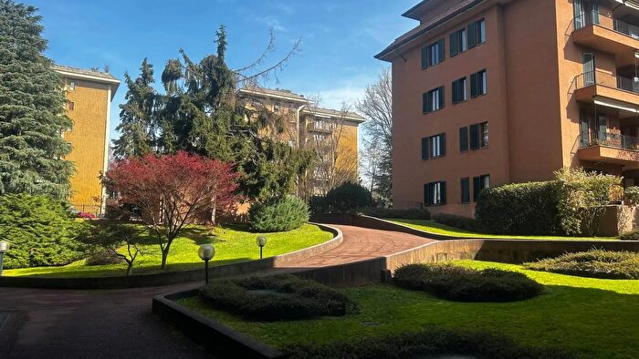 Appartamento con 6 locali in vendita in Via Iseo Monza, Monza