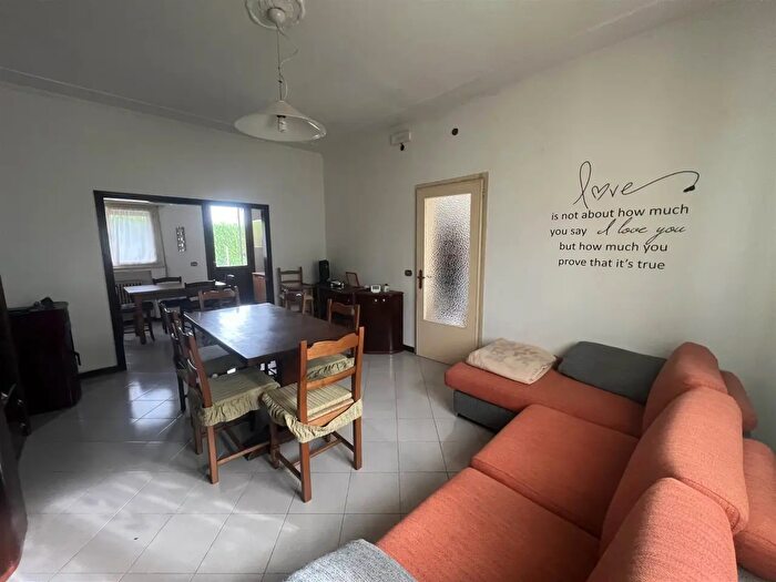 Casa con 8 locali in vendita in Arre