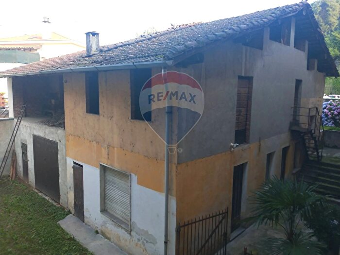 Casa con 8 locali in vendita in Giovanni Bolognino Snc, Varallo Pombia