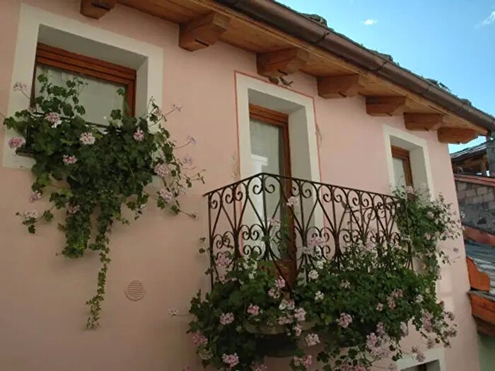 Casa con 6 locali in vendita in Piazza San Cassiano, La Salle